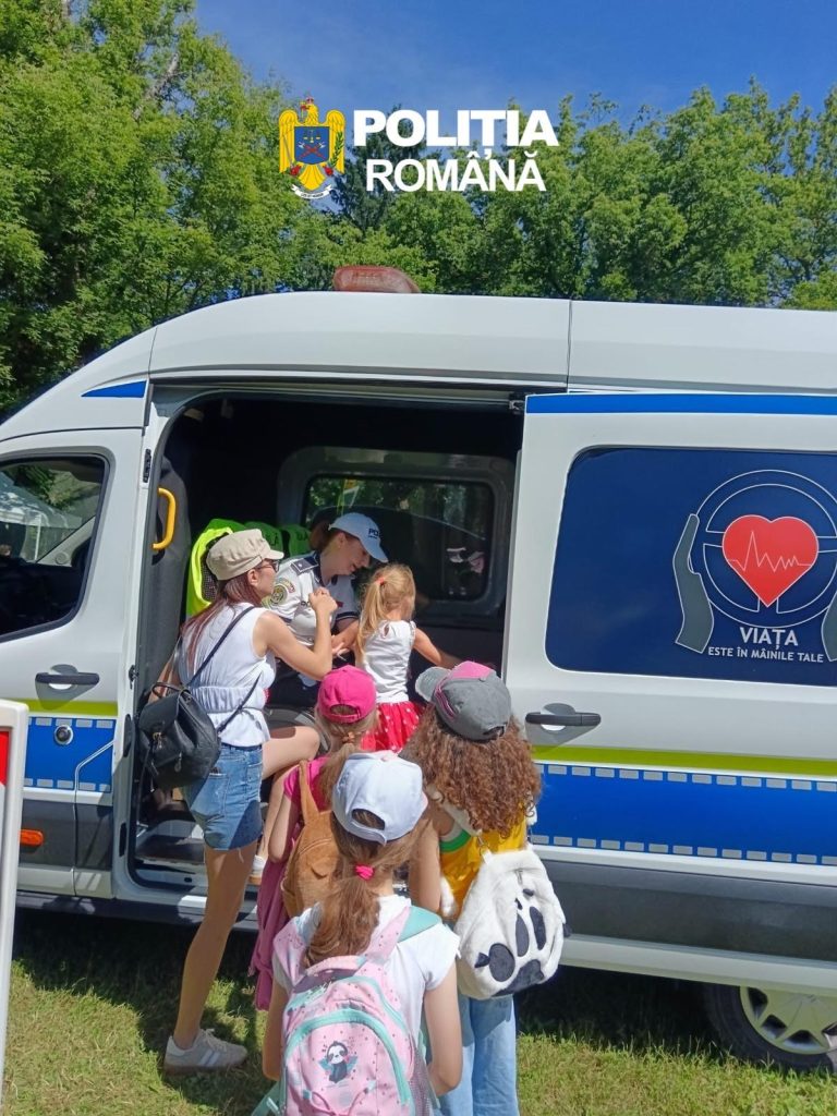 Polițiștii dâmbovițeni, lecții de siguranță pentru cei mici la „Orășelul Copiilor”