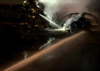 Mașină cuprinsă de flăcări după ce a intrat într-un cap de pod, la Adânca. Un tânăr de 21 de ani a ajuns la spital