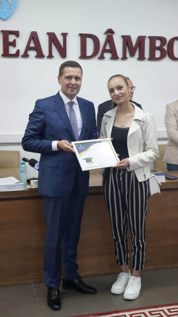 Consiliul Județean Dâmbovița a premiat elevii de nota 10 la Bacalaureat. Corneliu Ștefan: „Investițiile în educație vor rămâne o prioritate”