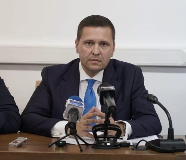 Zi istorică pentru Dâmbovița: A fost semnat cel mai mare contract de finanțare din Regiunea Sud-Muntenia pentru modernizarea drumului spre Peștera – Padina