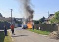 Autoturism cuprins de flăcări în Dărmănești! Pompierii au intervenit de urgență