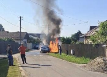 Autoturism cuprins de flăcări în Dărmănești! Pompierii au intervenit de urgență