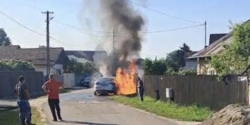 Autoturism cuprins de flăcări în Dărmănești! Pompierii au intervenit de urgență