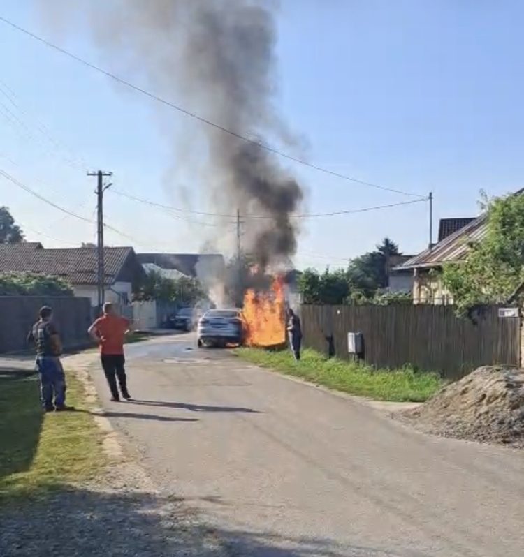 Autoturism cuprins de flăcări în Dărmănești! Pompierii au intervenit de urgență
