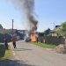 Autoturism cuprins de flăcări în Dărmănești! Pompierii au intervenit de urgență