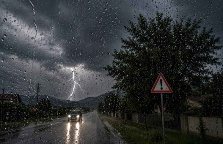 Cod portocaliu de ploi torențiale în județul Dâmbovița! Avertizare ANM până la ora 17:00