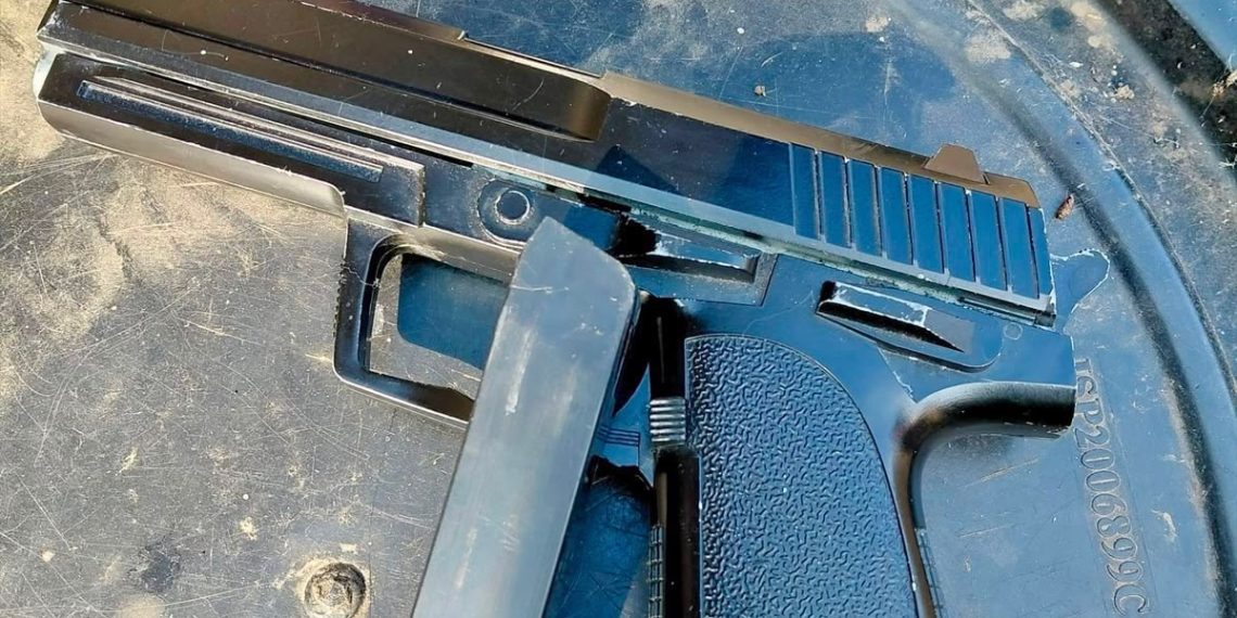 Percheziție în Cobia! Pistol neletal cu aer comprimat, descoperit și indisponibilizat de polițiști