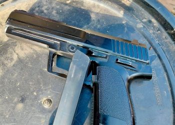 Percheziție în Cobia! Pistol neletal cu aer comprimat, descoperit și indisponibilizat de polițiști