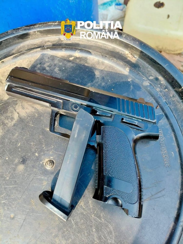 Percheziție în Cobia! Pistol neletal cu aer comprimat, descoperit și indisponibilizat de polițiști