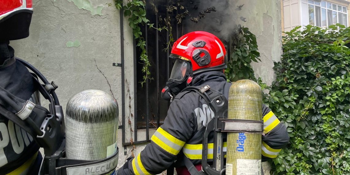 Incendiu la un apartament de pe strada Moldovei din Târgoviște. Pompierii au intervenit cu trei autospeciale