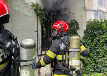 Incendiu la un apartament de pe strada Moldovei din Târgoviște. Pompierii au intervenit cu trei autospeciale