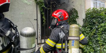Incendiu la un apartament de pe strada Moldovei din Târgoviște. Pompierii au intervenit cu trei autospeciale