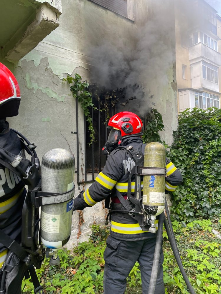 Incendiu la un apartament de pe strada Moldovei din Târgoviște. Pompierii au intervenit cu trei autospeciale
