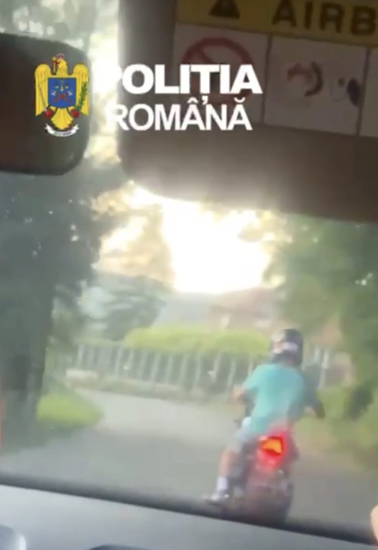 ȘOC PE DN 72! Motociclist beat, fără permis și cu vehicul neînmatriculat, reținut după o urmărire ca-n filme