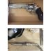 Tânăr de 22 de ani, prins în flagrant cu droguri. Polițiștii au găsit un revolver și 21 de cartușe la percheziții