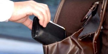 Tâlhărie în plină zi la Târgoviște: o femeie de 28 de ani ar fi smuls geanta unei bătrâne cu 5.000 de lei