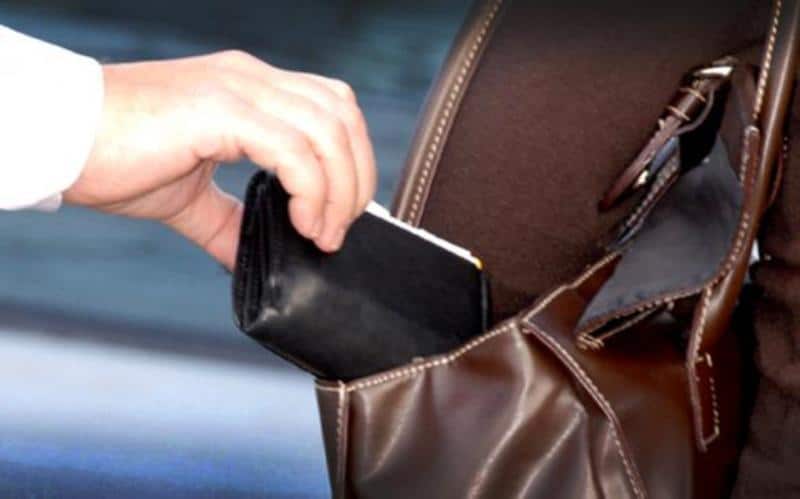 Tâlhărie în plină zi la Târgoviște: o femeie de 28 de ani ar fi smuls geanta unei bătrâne cu 5.000 de lei