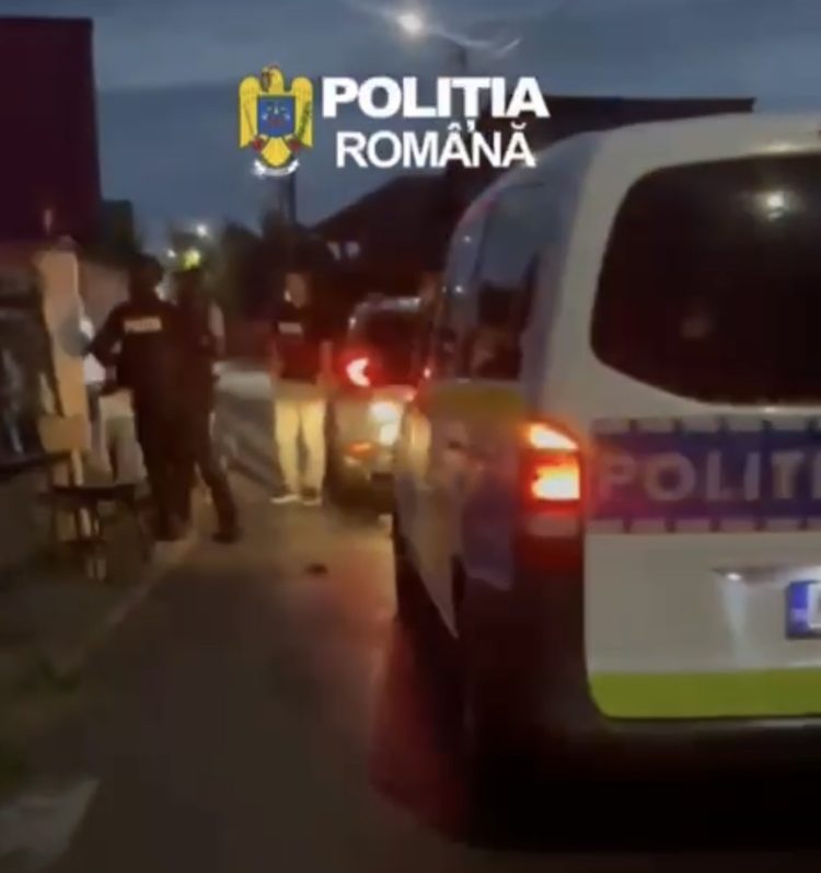 Percheziții în Târgoviște după o tâlhărie comisă de doi minori! Ce au găsit polițiștii în casele lor