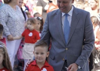 (Foto) Corneliu Ștefan, președintele CJD Dâmbovița, alături de elevi la început de an școlar: „Fiecare zi să le aducă o nouă descoperire pentru viitor!”