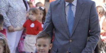 (Foto) Corneliu Ștefan, președintele CJD Dâmbovița, alături de elevi la început de an școlar: „Fiecare zi să le aducă o nouă descoperire pentru viitor!”