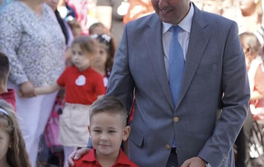 (Foto) Corneliu Ștefan, președintele CJD Dâmbovița, alături de elevi la început de an școlar: „Fiecare zi să le aducă o nouă descoperire pentru viitor!”