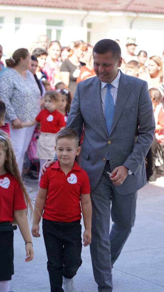 (Foto) Corneliu Ștefan, președintele CJD Dâmbovița, alături de elevi la început de an școlar: „Fiecare zi să le aducă o nouă descoperire pentru viitor!”
