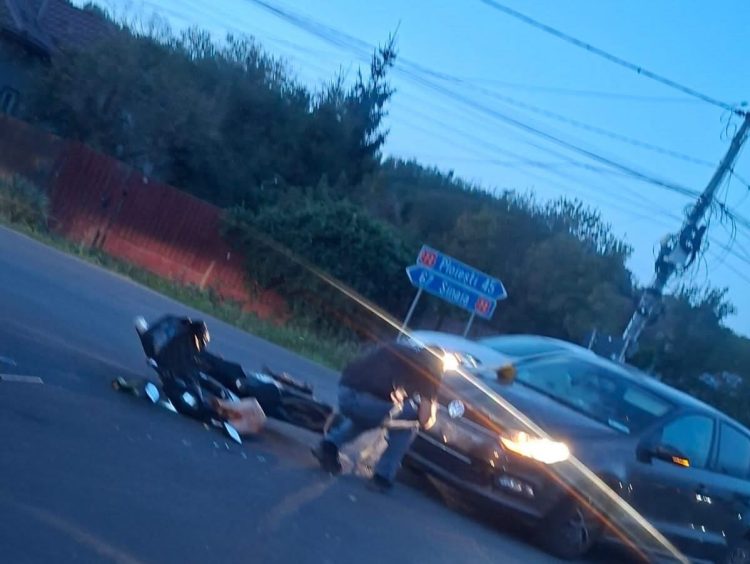 Impact între un autoturism și un moped electric, la Valea Voievozilor. Un bărbat a fost rănit