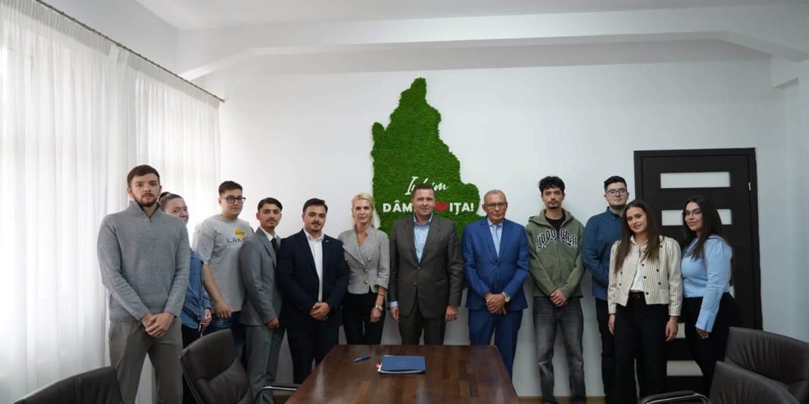Nouă tineri au semnat contractele pentru programul Internship 2026 al Consiliului Județean Dâmbovița