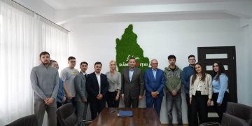 Nouă tineri au semnat contractele pentru programul Internship 2026 al Consiliului Județean Dâmbovița