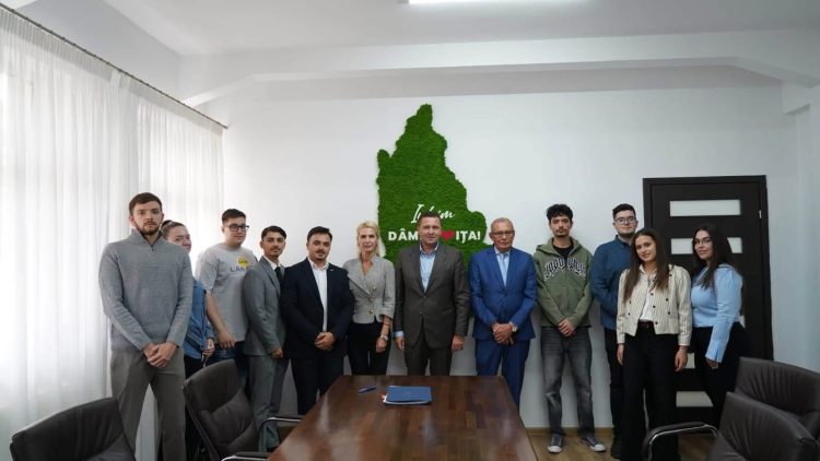 Nouă tineri au semnat contractele pentru programul Internship 2026 al Consiliului Județean Dâmbovița