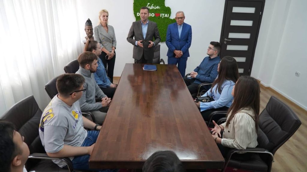 Nouă tineri au semnat contractele pentru programul Internship 2026 al Consiliului Județean Dâmbovița