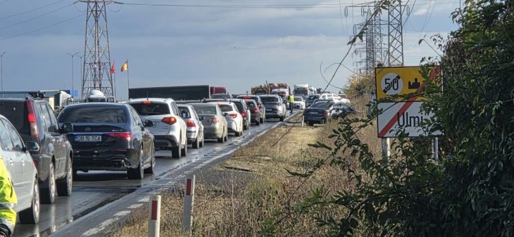 ACCIDENT ÎN LANȚ PE DN71, LA ULMI! PATRU AUTOTURISME IMPLICATE, DOUĂ PERSOANE TRANSPORTATE LA SPITAL