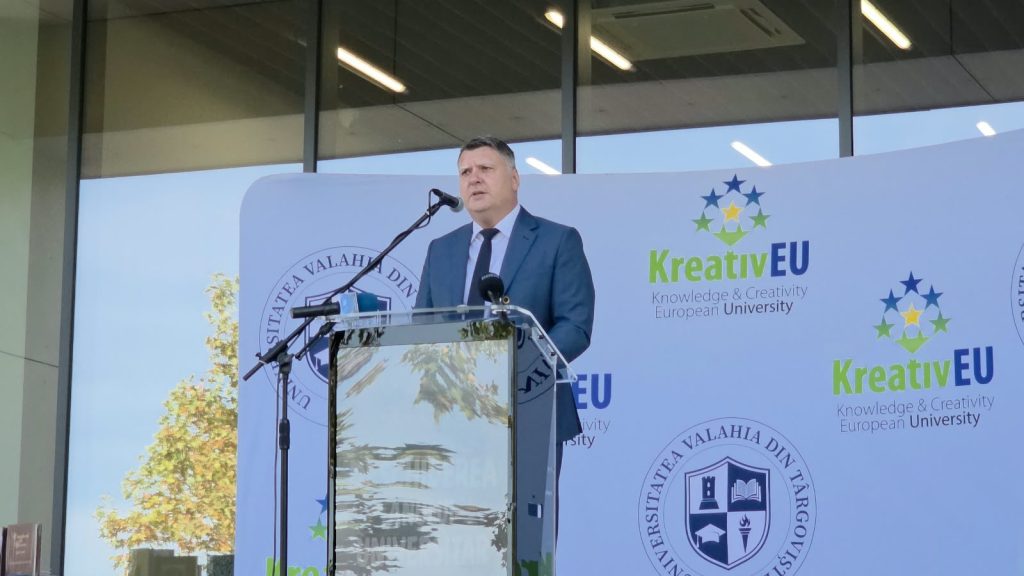 (Foto) Universitatea „Valahia” a dat startul noului an universitar 2026–2027. Bibliotecă nouă, mesaje pentru studenți și o zi cu dublă semnificație la Târgoviște