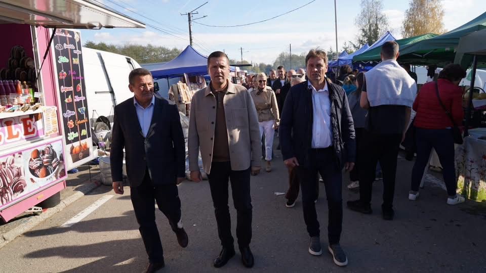 Corneliu Ștefan, alături de producătorii locali la Târgul de Sfântul Dumitru de la Fieni