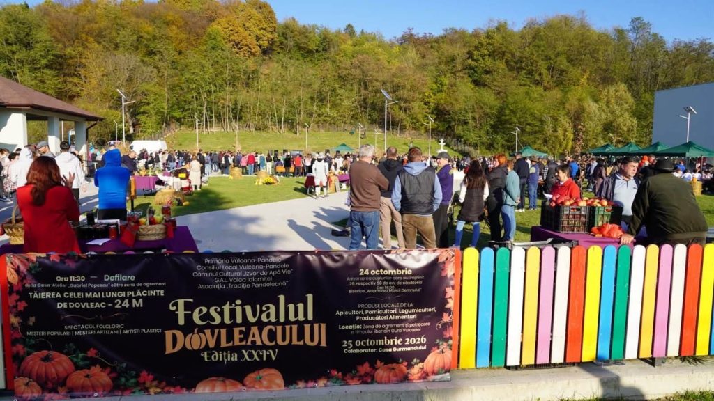 Vulcana-Pandele, în sărbătoare! Festivalul Dovleacului a adus tradiția și gustul toamnei, cu o plăcintă de 24 de metri