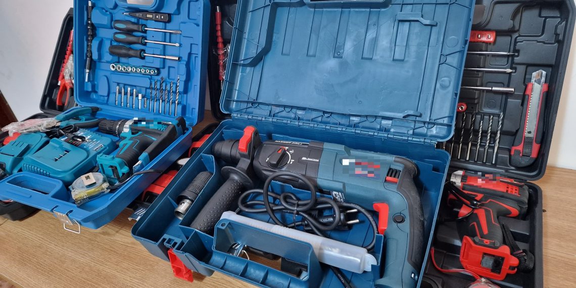 Unelte electrice cu mărci cunoscute, confiscate de jandarmi la Târgoviște