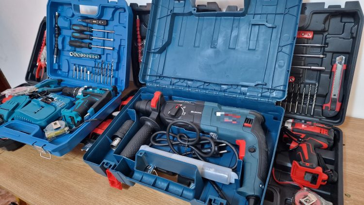 Unelte electrice cu mărci cunoscute, confiscate de jandarmi la Târgoviște