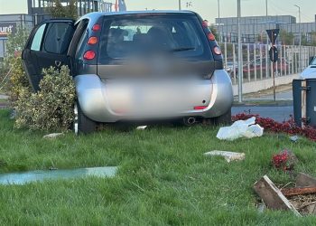 Accident rutier în Târgoviște: un autoturism a ajuns pe sensul giratoriu, iar un pasager a fost rănit