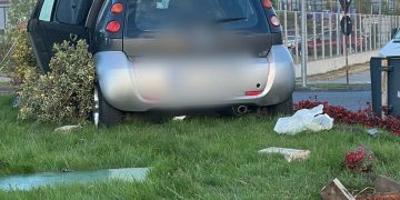 Accident rutier în Târgoviște: un autoturism a ajuns pe sensul giratoriu, iar un pasager a fost rănit