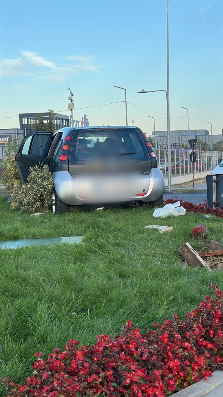 Accident rutier în Târgoviște: un autoturism a ajuns pe sensul giratoriu, iar un pasager a fost rănit